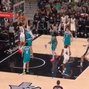 开云体育app-不愧是参加过扣篮大赛的！卡特·布莱恩特空切隔扣卡尔克布伦纳！